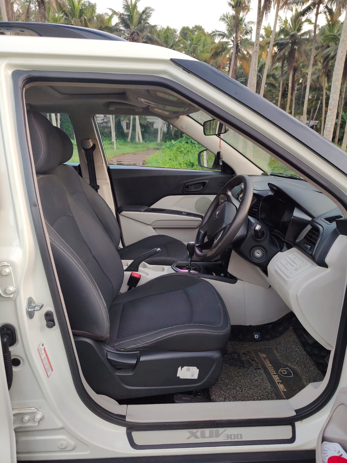 Used 2023 Mahindra XUV300 Used 2023 Mahindra XUV300