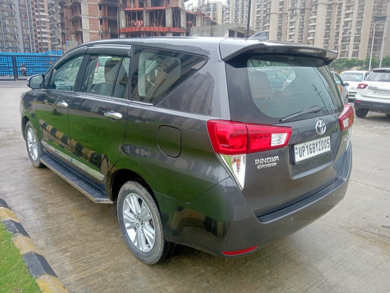 Innova Crysta image 2 Innova Crysta image 2