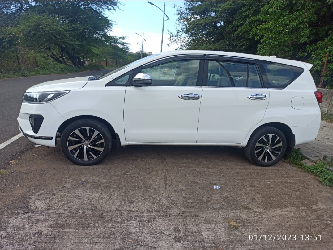 Innova Crysta image 2 Innova Crysta image 2