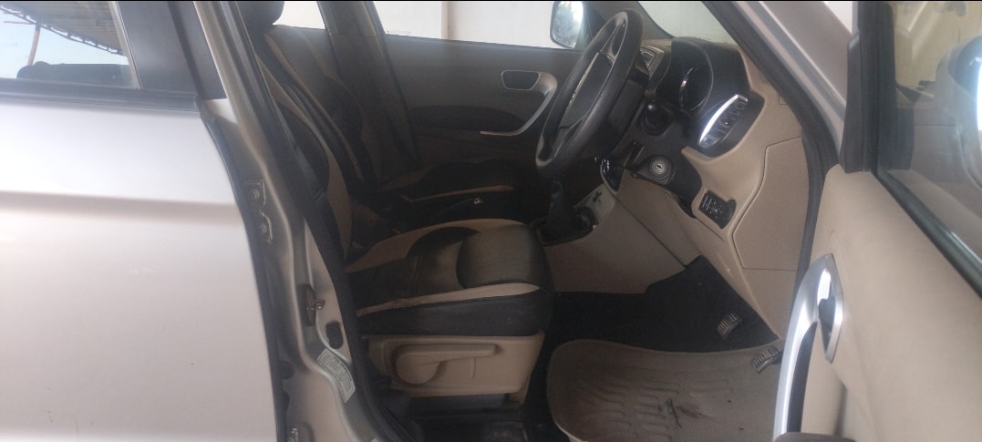 TUV300 image 14 TUV300 image 14