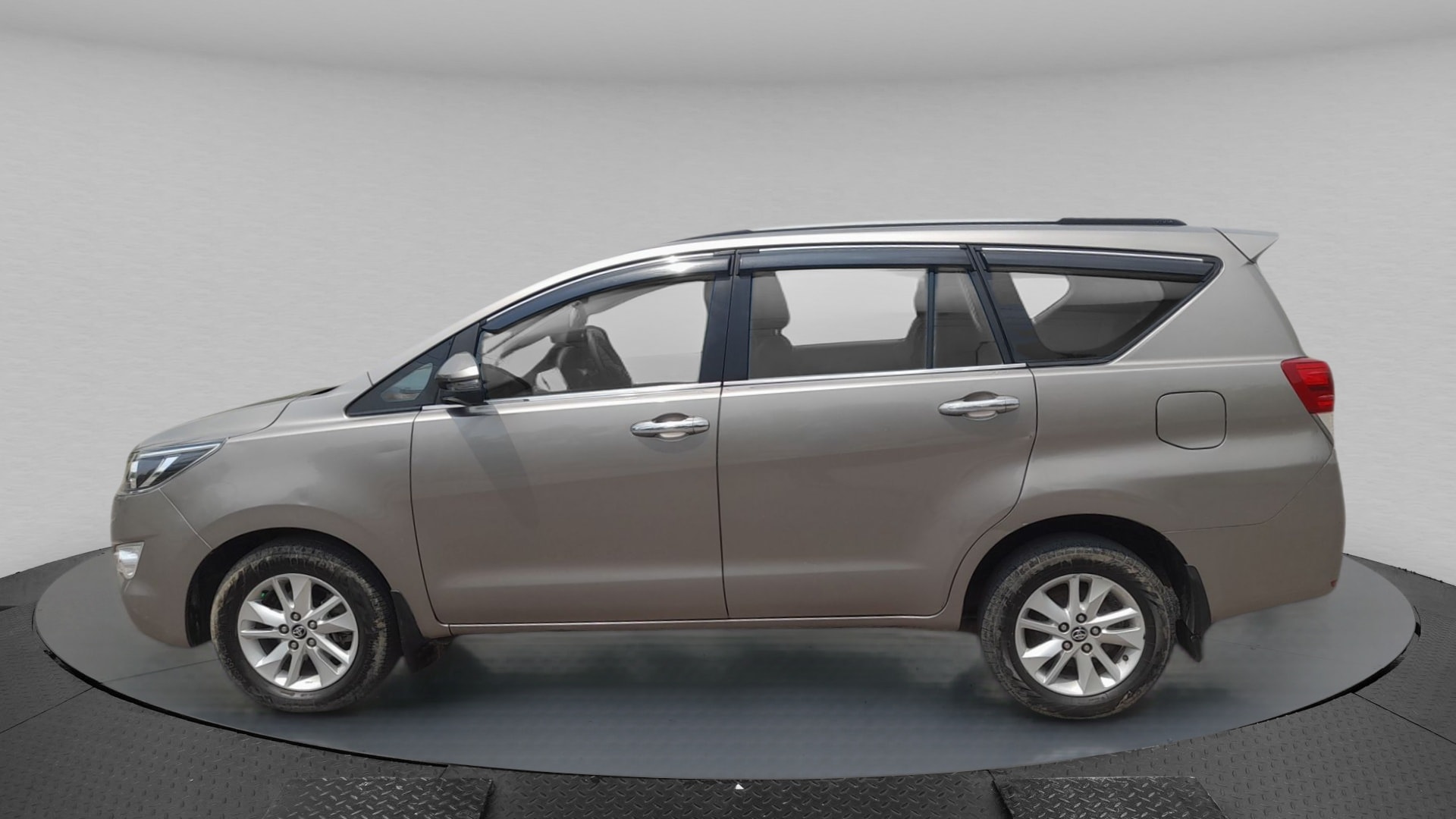 Innova Crysta image 2 Innova Crysta image 2