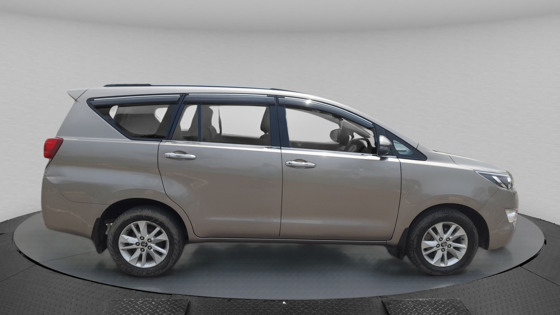 Innova Crysta image 6 Innova Crysta image 6