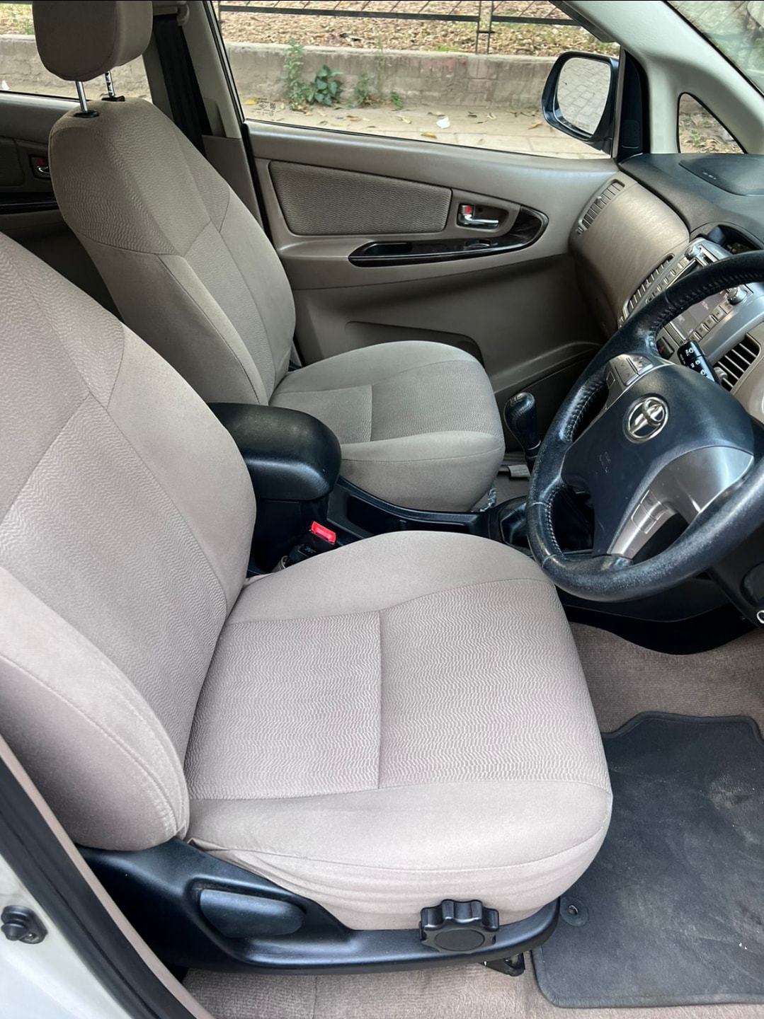 Innova image 6 Innova image 6