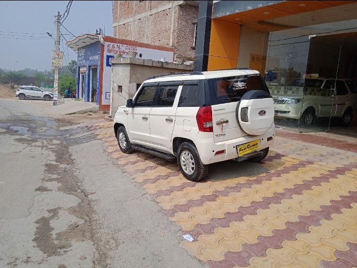 TUV300 image 3 TUV300 image 3