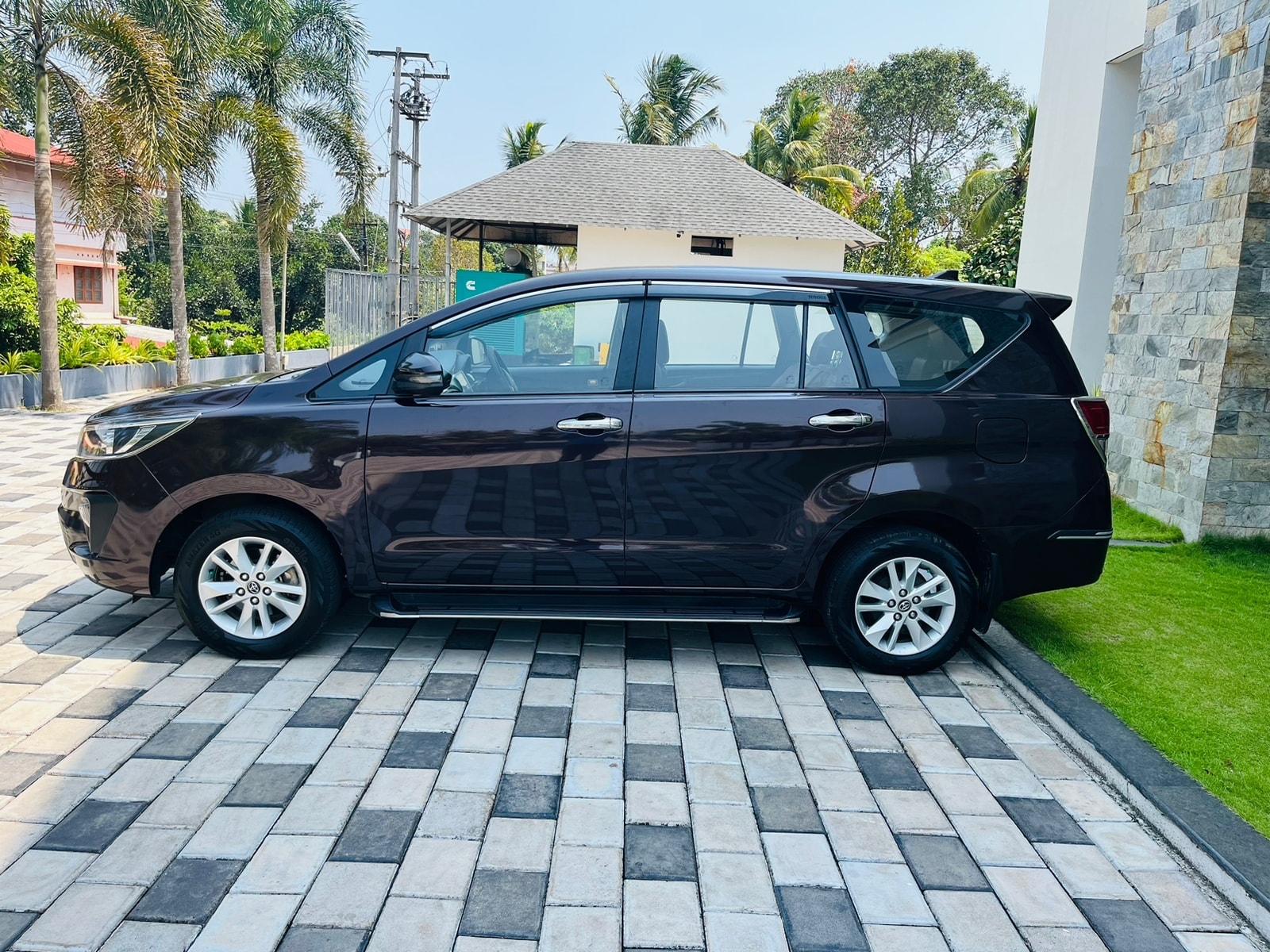 Innova Crysta image 2 Innova Crysta image 2