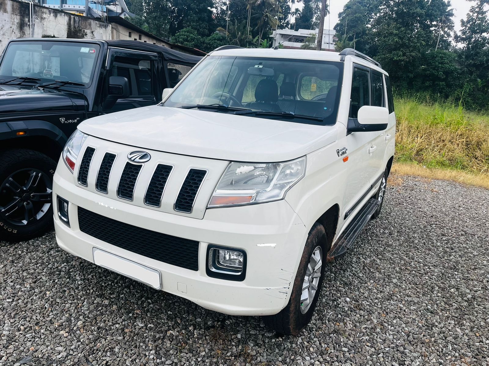 TUV300 image 1 TUV300 image 1