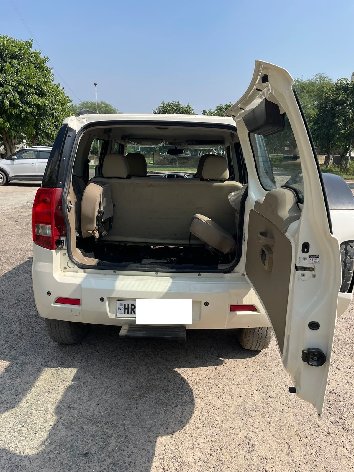 TUV300 image 3 TUV300 image 3