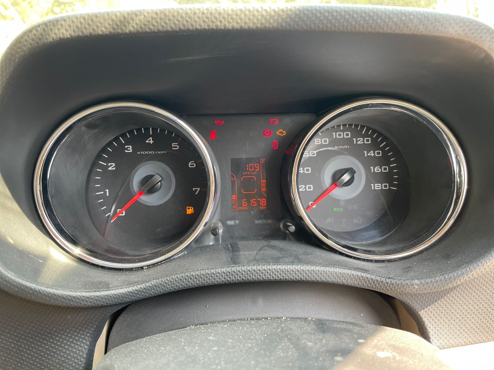 TUV300 image 5 TUV300 image 5