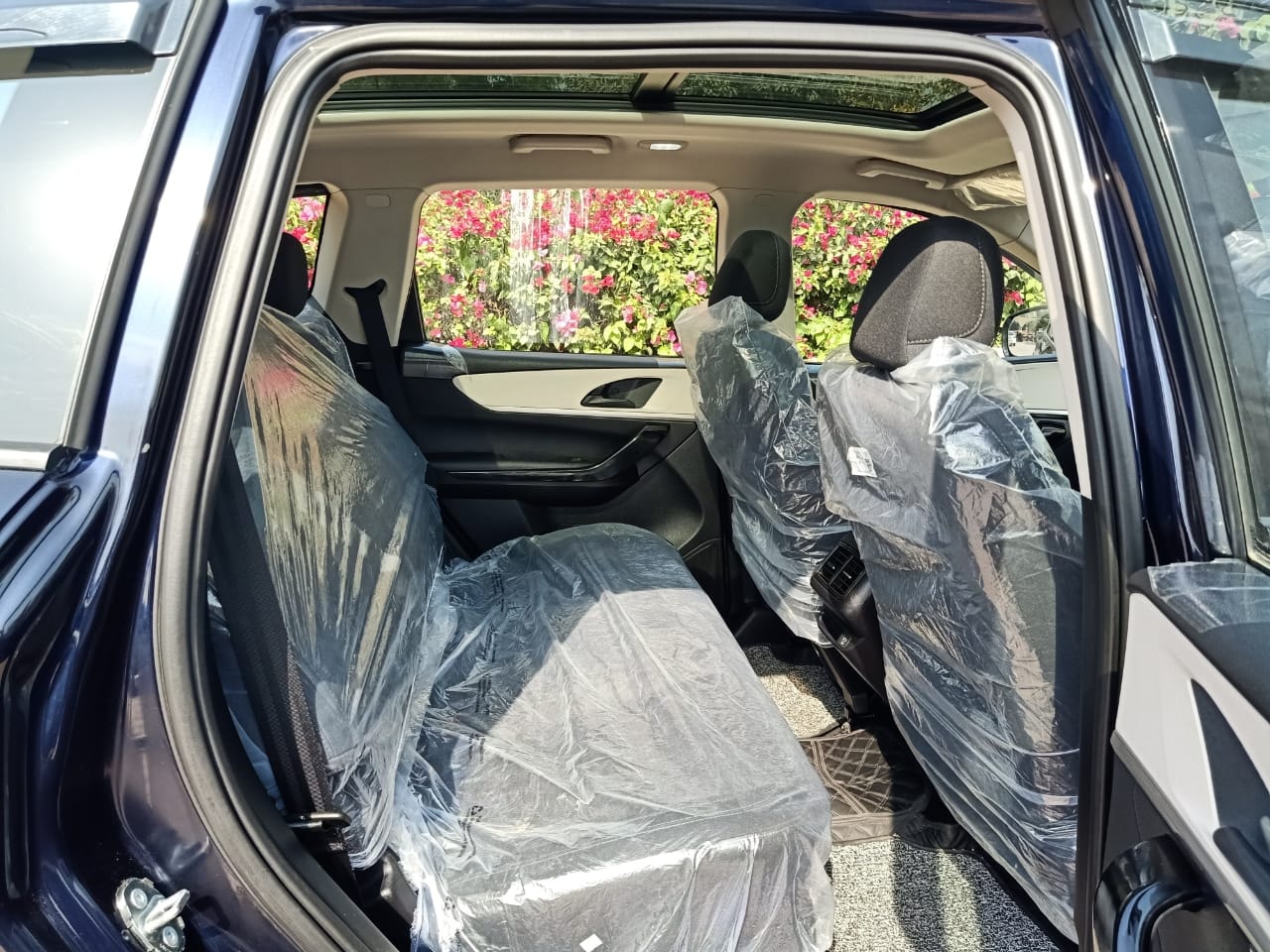 XUV700 image 15 XUV700 image 15