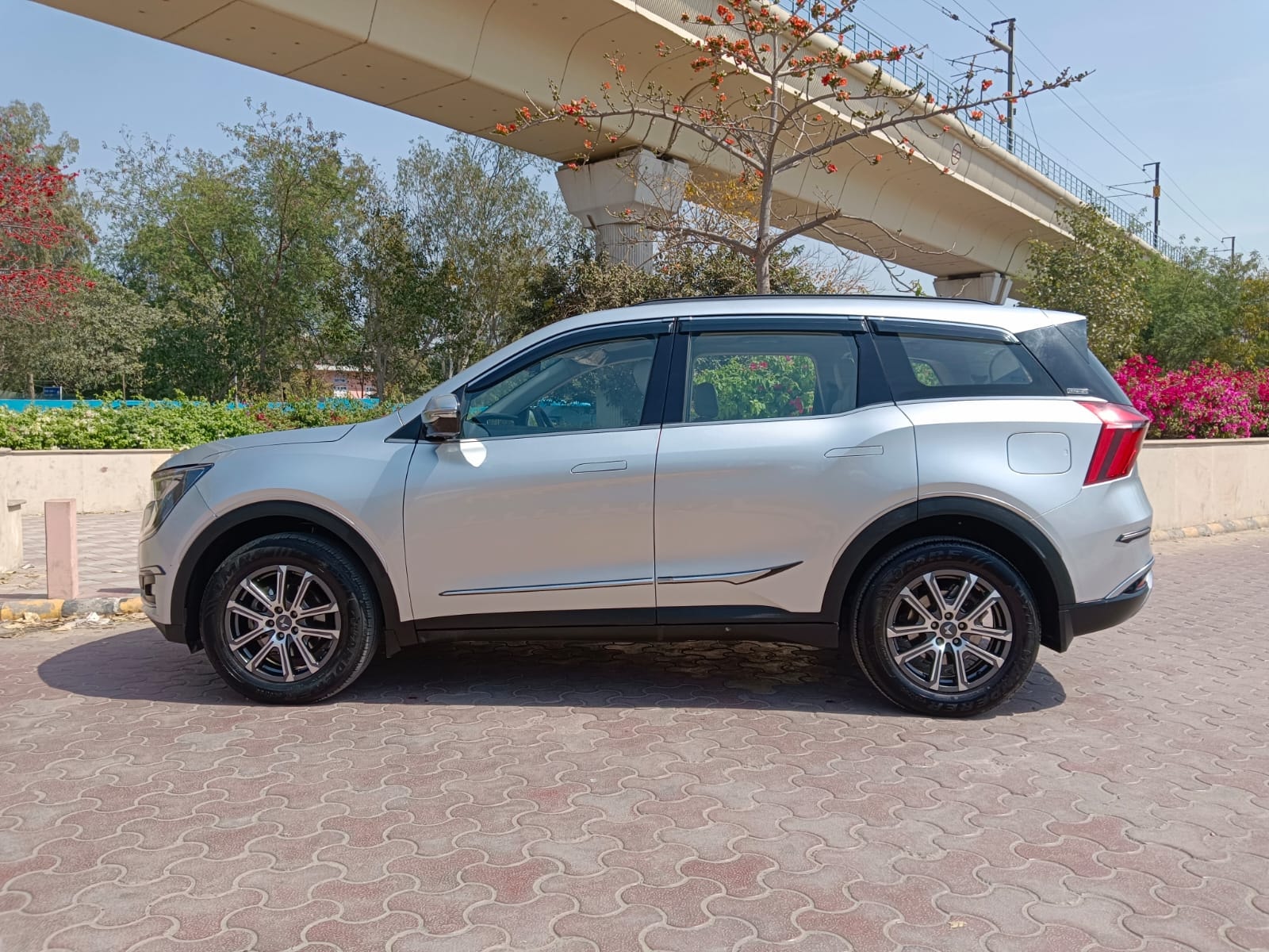 XUV700 image 2 XUV700 image 2