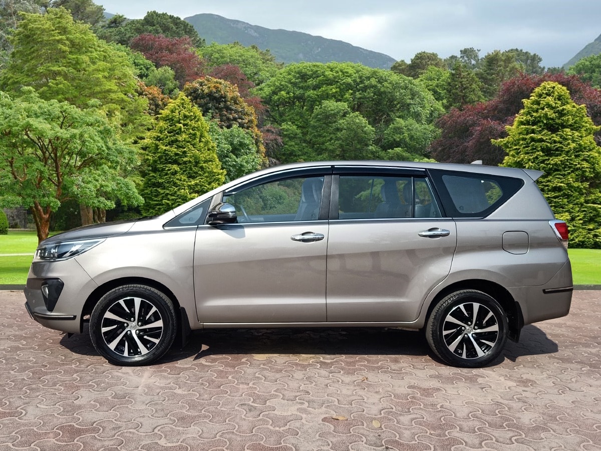 Innova Crysta image 2 Innova Crysta image 2