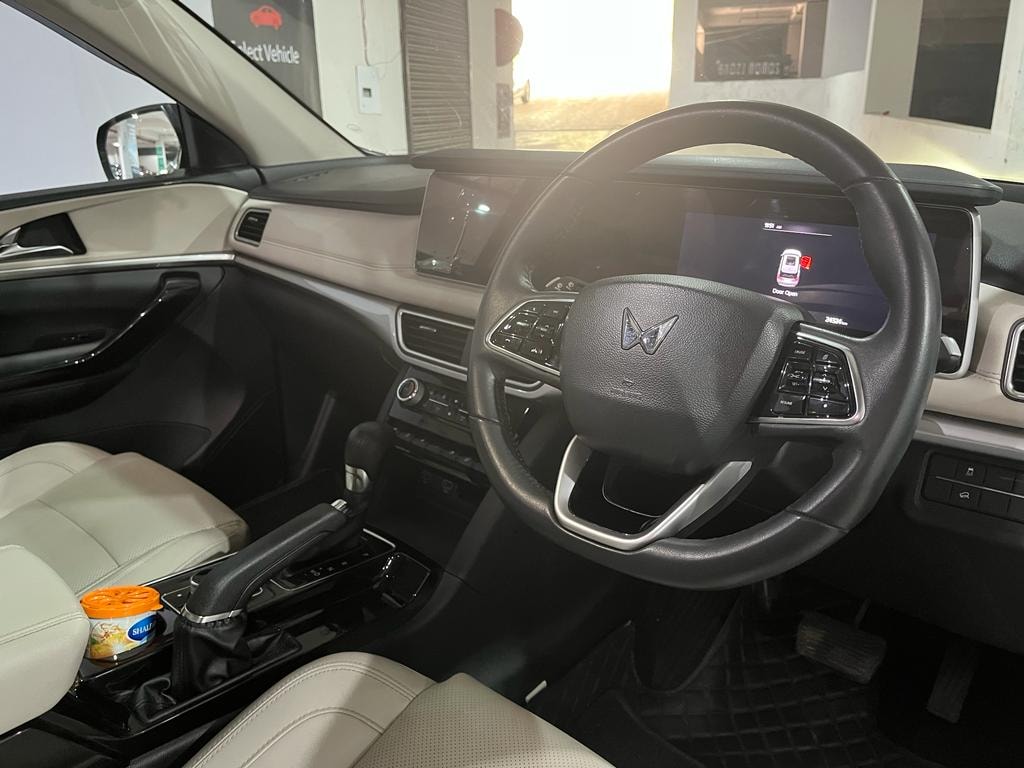 XUV700 image 12 XUV700 image 12