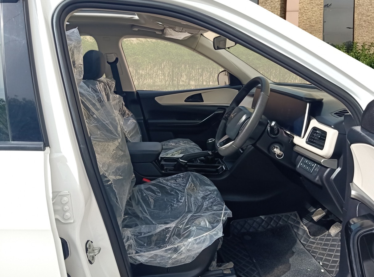 XUV700 image 16 XUV700 image 16