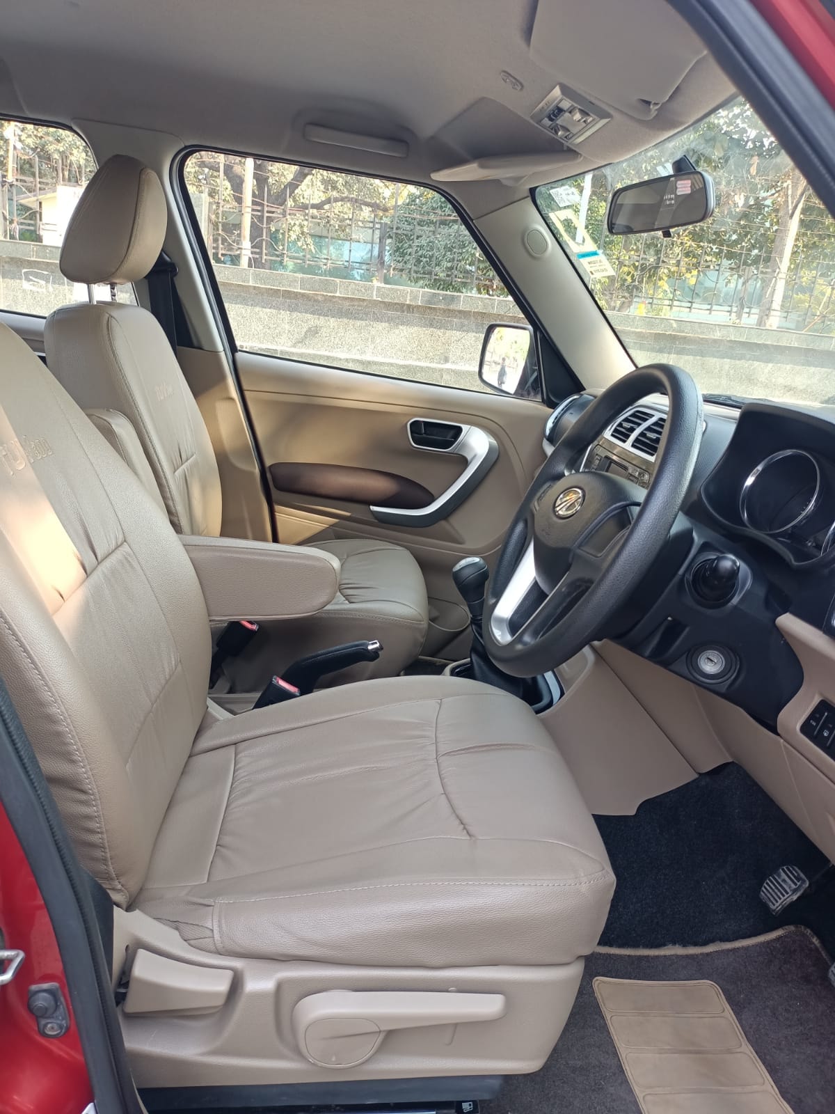 TUV300 image 12 TUV300 image 12