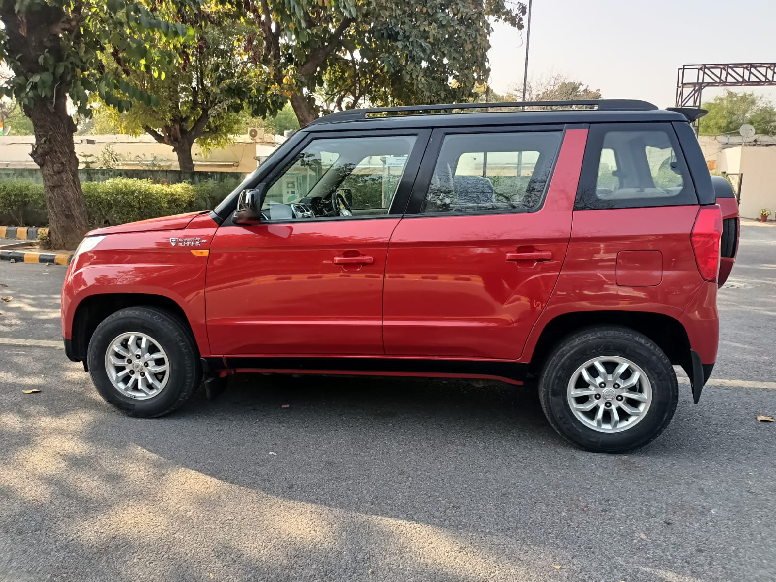 TUV300 image 2 TUV300 image 2