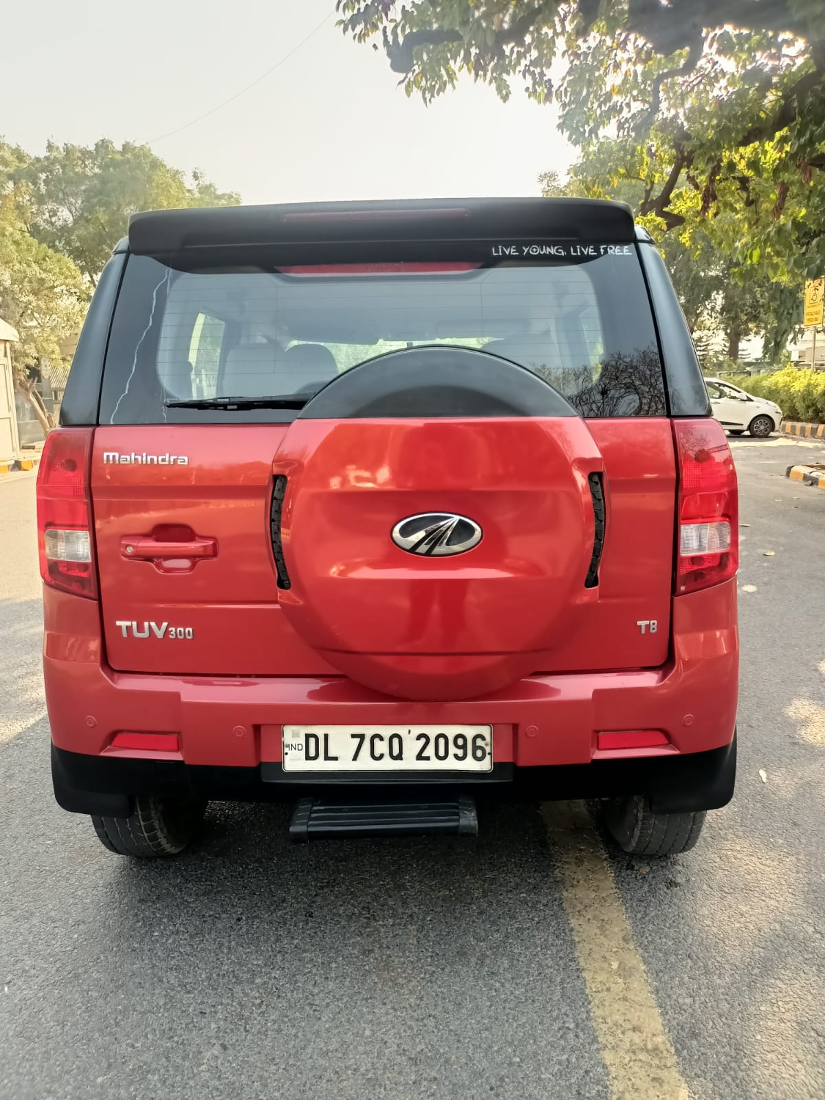 TUV300 image 4 TUV300 image 4