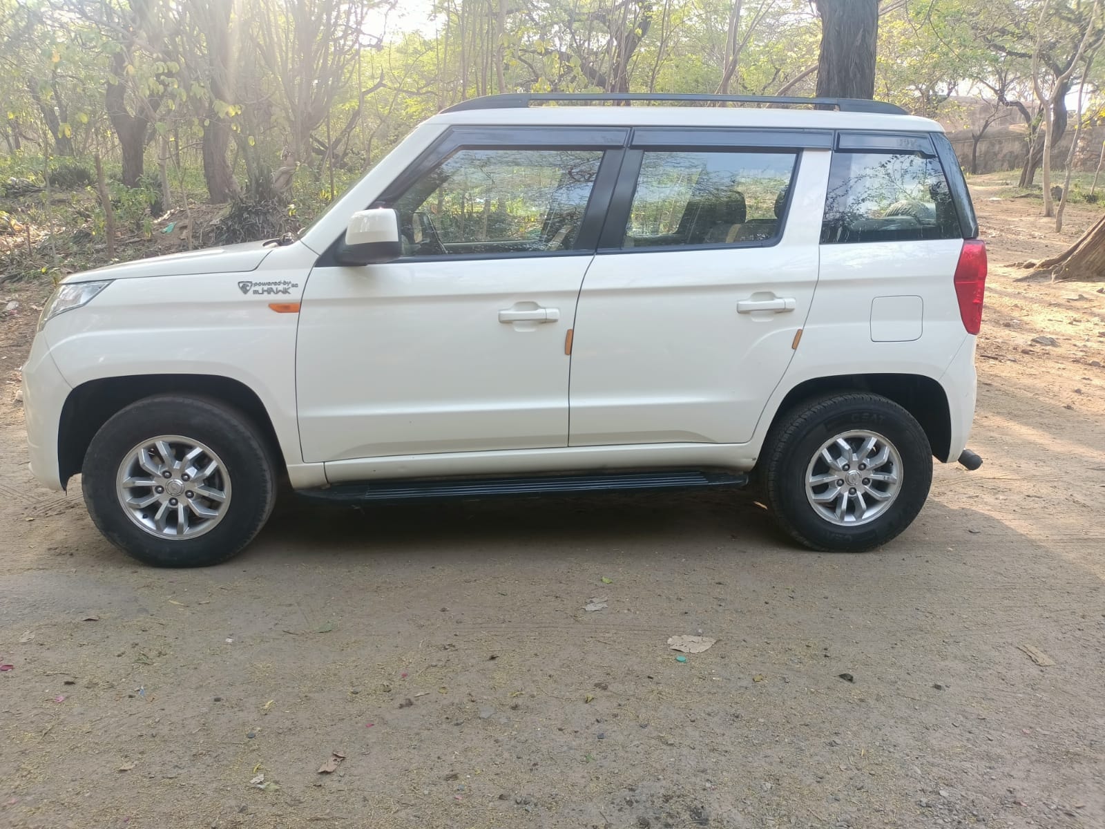 TUV300 image 2 TUV300 image 2