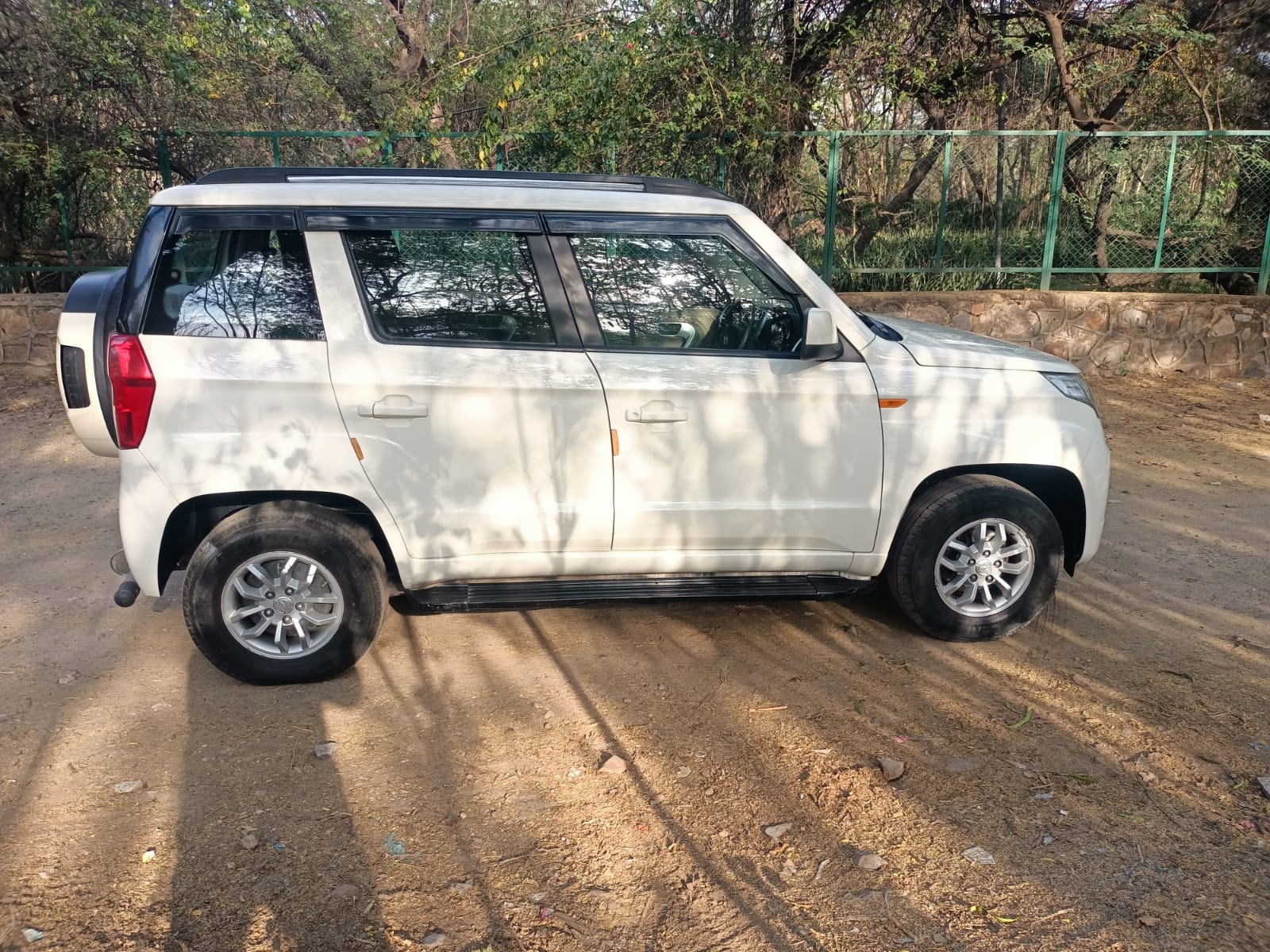 TUV300 image 4 TUV300 image 4