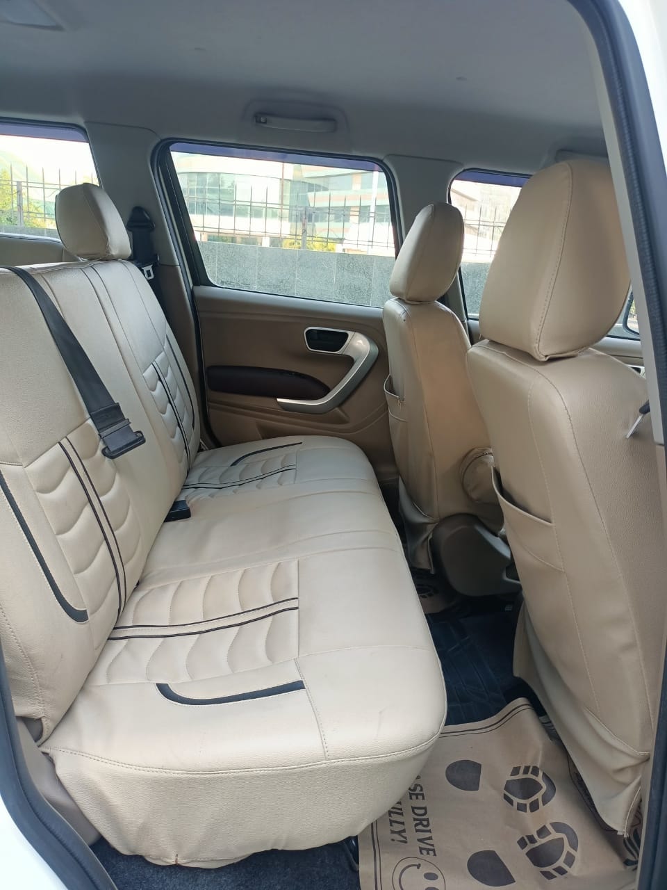 TUV300 image 11 TUV300 image 11