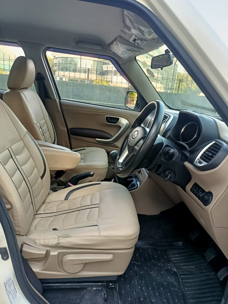 TUV300 image 10 TUV300 image 10