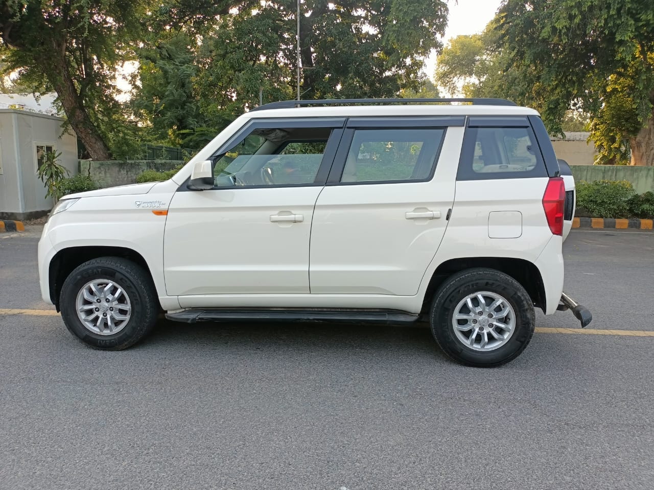 TUV300 image 2 TUV300 image 2