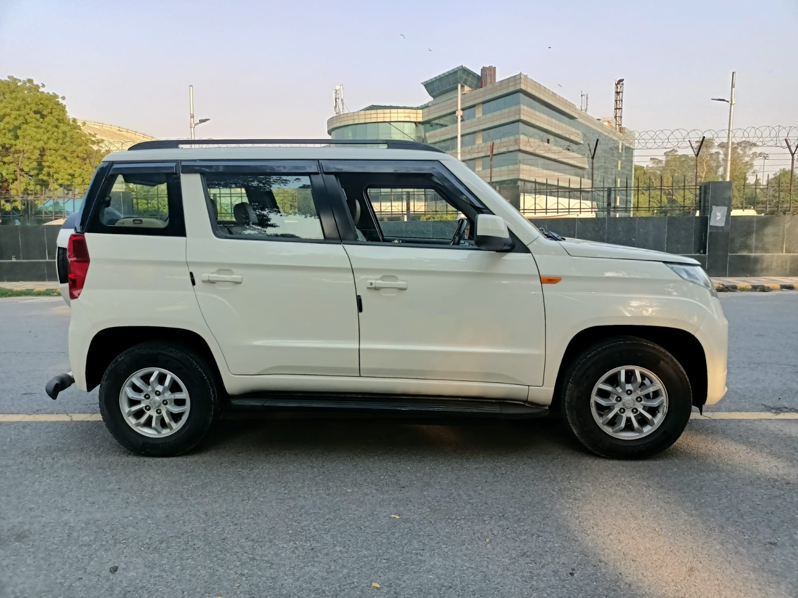 TUV300 image 5 TUV300 image 5