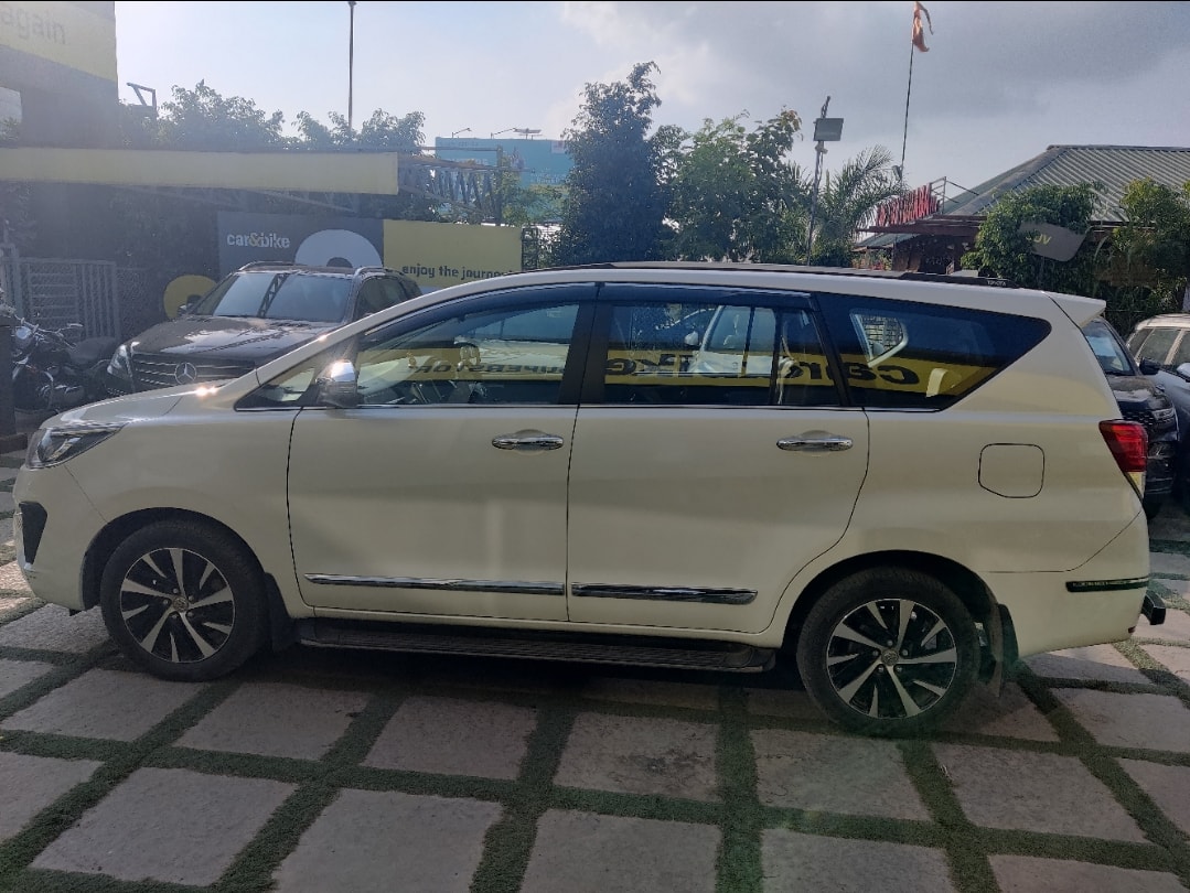 Innova Crysta image 2 Innova Crysta image 2