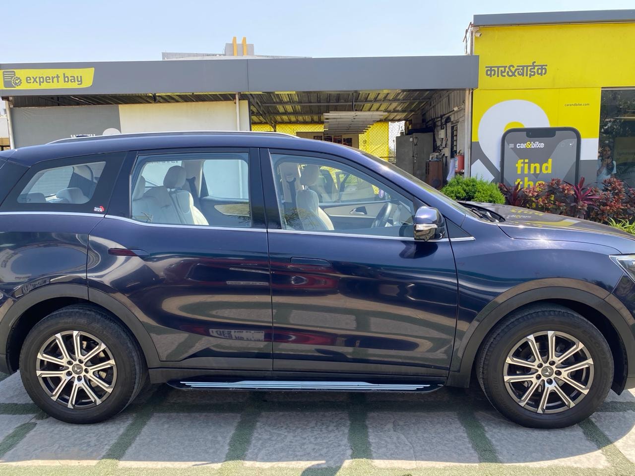 XUV700 image 3 XUV700 image 3