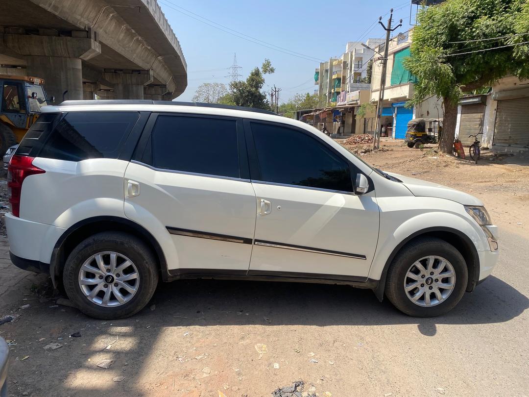 2016 Mahindra XUV500 W10 FWD Right Side View 