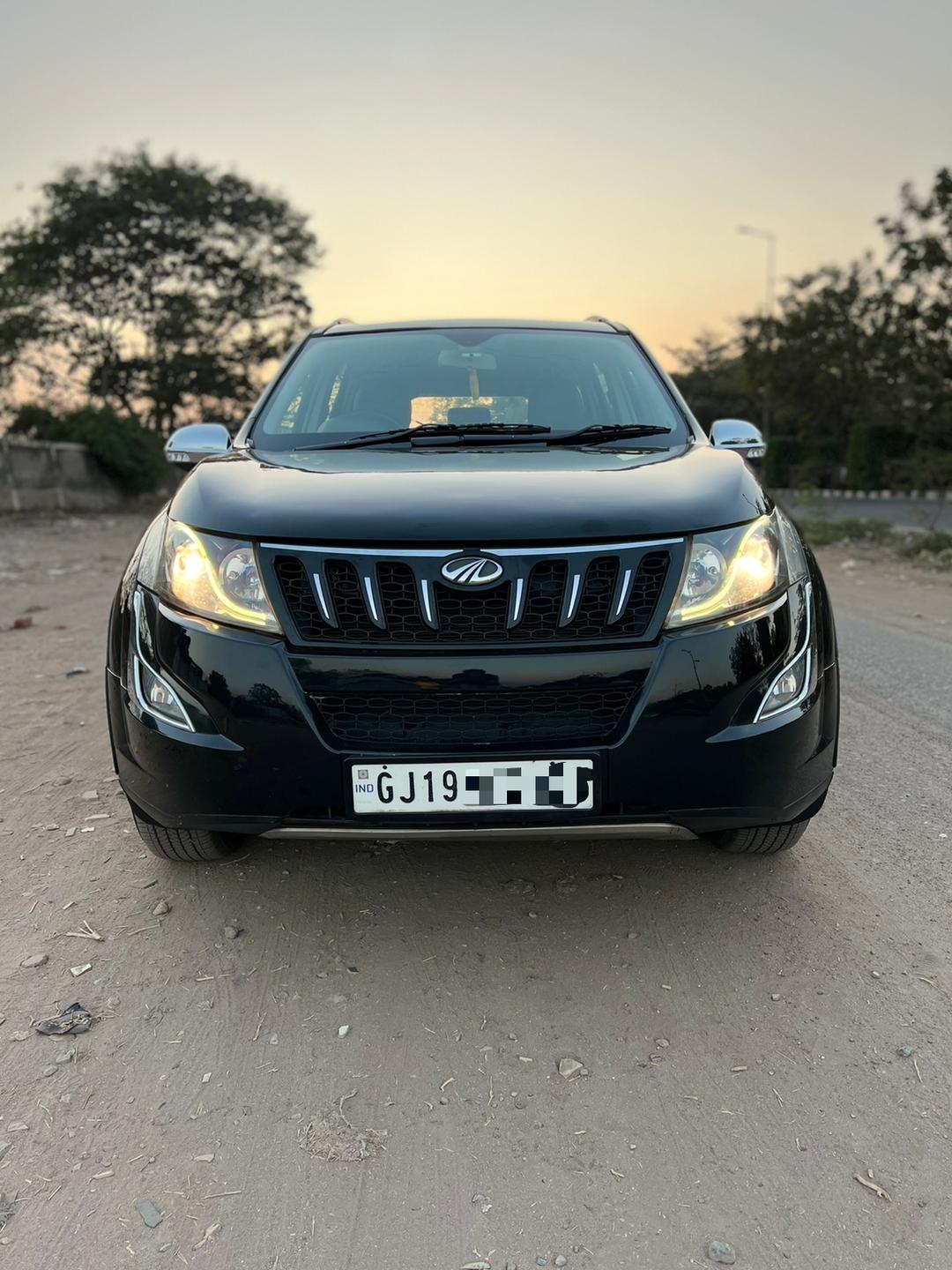 2017 Mahindra XUV500 W10 FWD Front View 