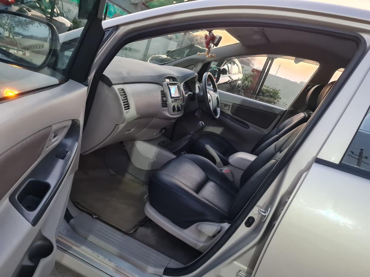 Innova image 16 Innova image 16