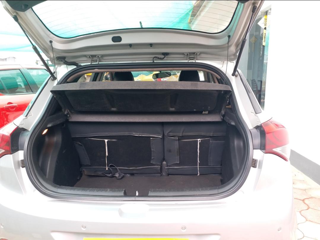 2016 Hyundai i20 1.4 Asta Diesel Trunk Door Open View 