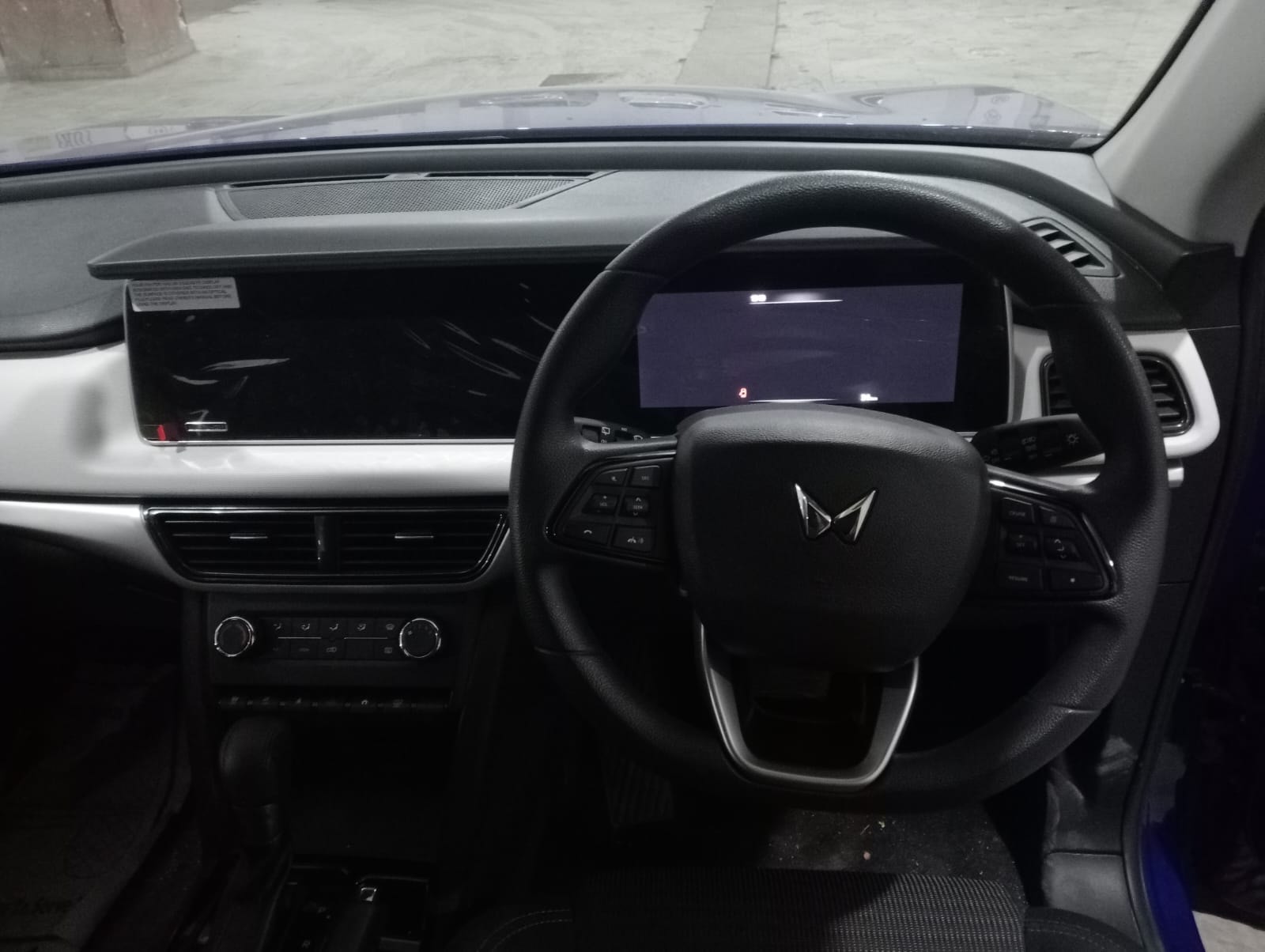 XUV700 image 12 XUV700 image 12