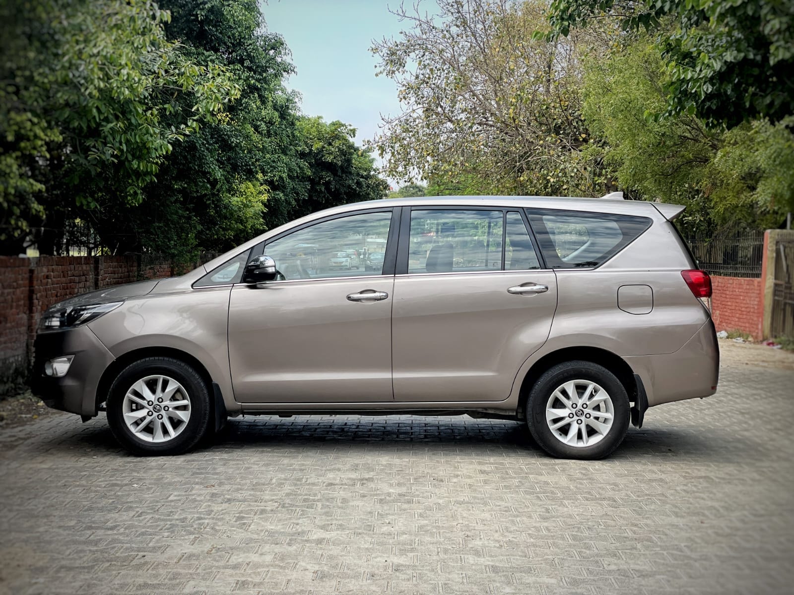 Innova Crysta image 2 Innova Crysta image 2