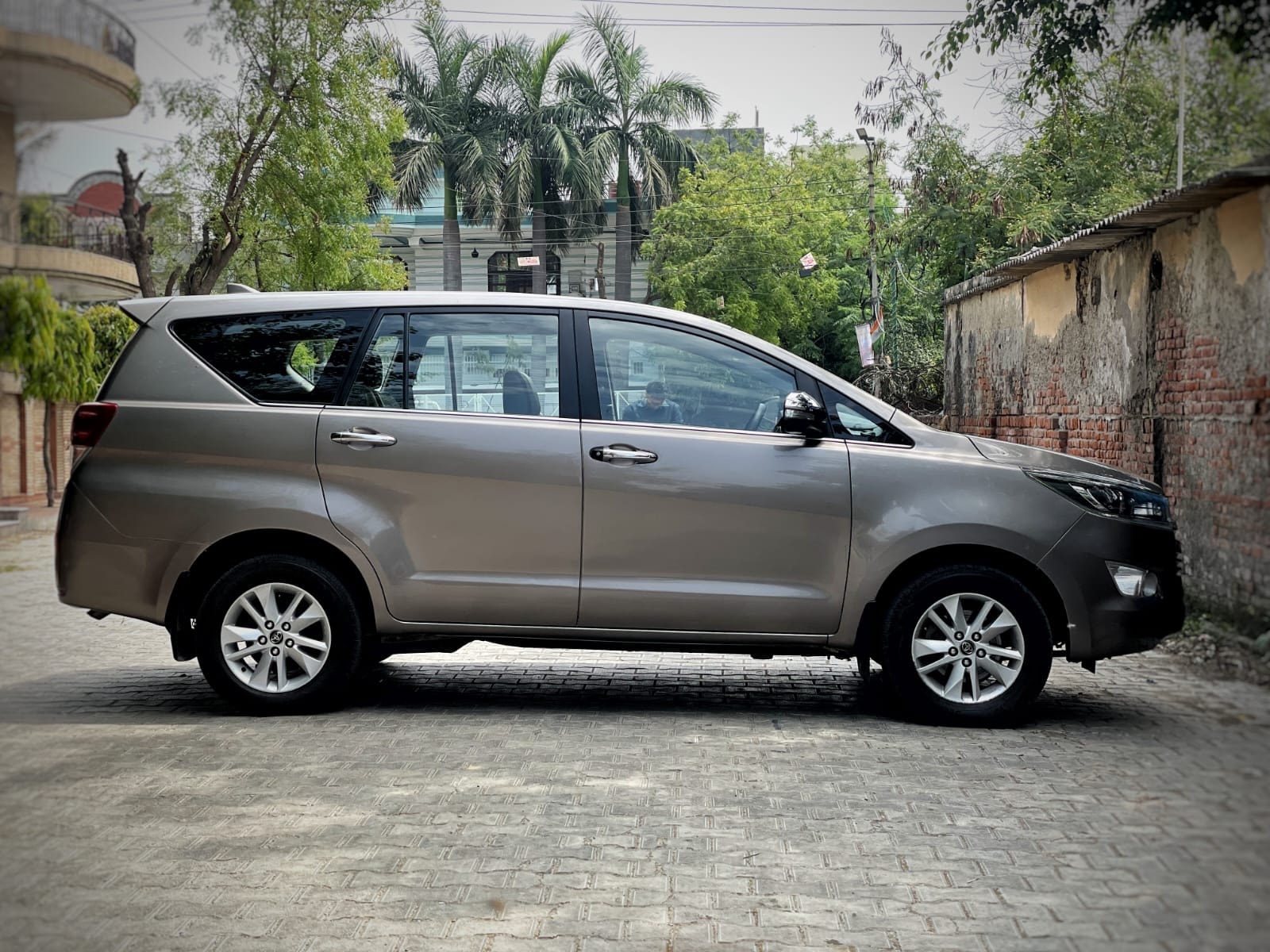 Innova Crysta image 6 Innova Crysta image 6