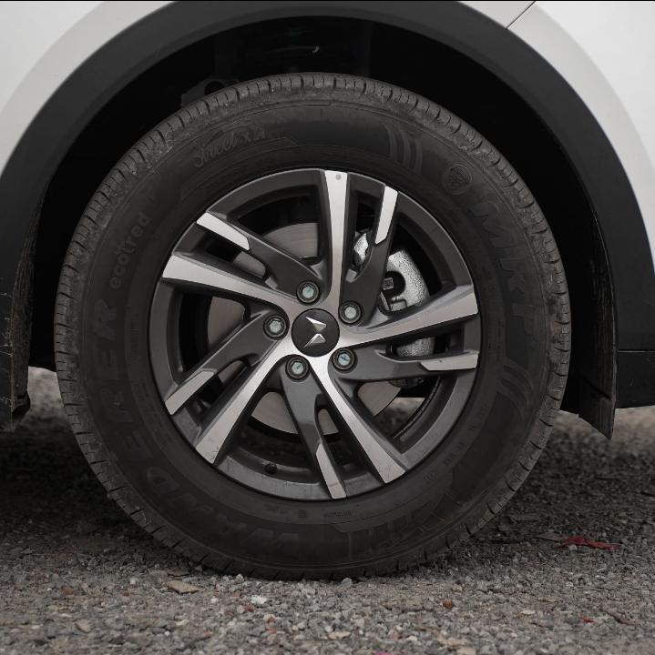 2022 Mahindra XUV700 AX5 AT Diesel 5 STR Wheels Tyres 