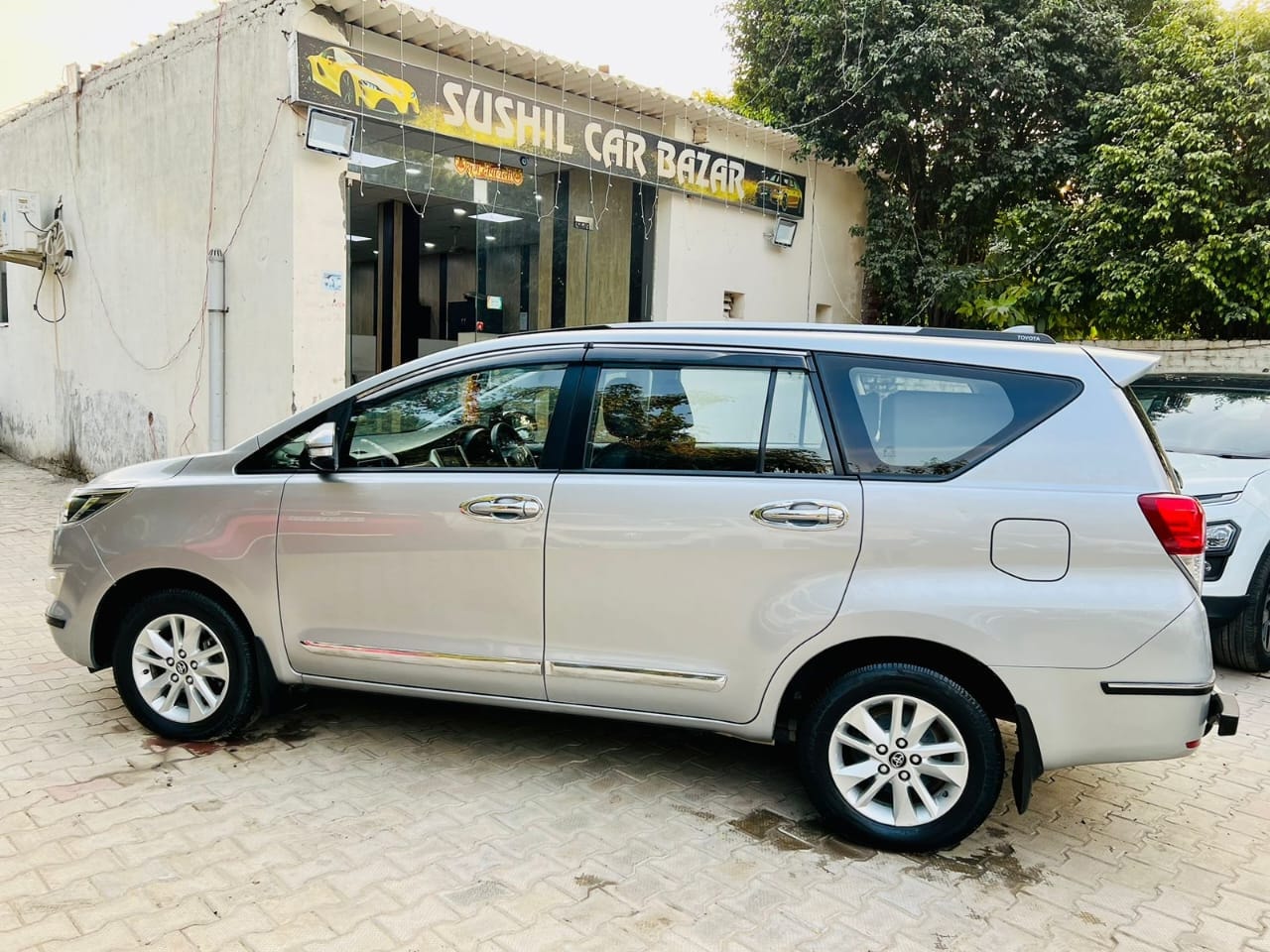 Innova Crysta image 2 Innova Crysta image 2