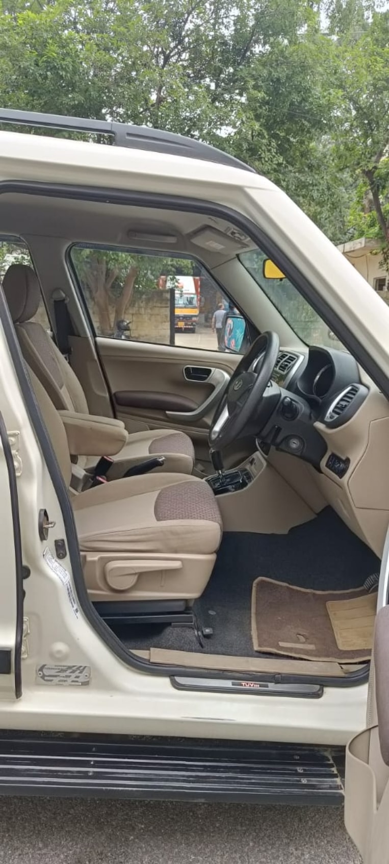 TUV300 image 16 TUV300 image 16