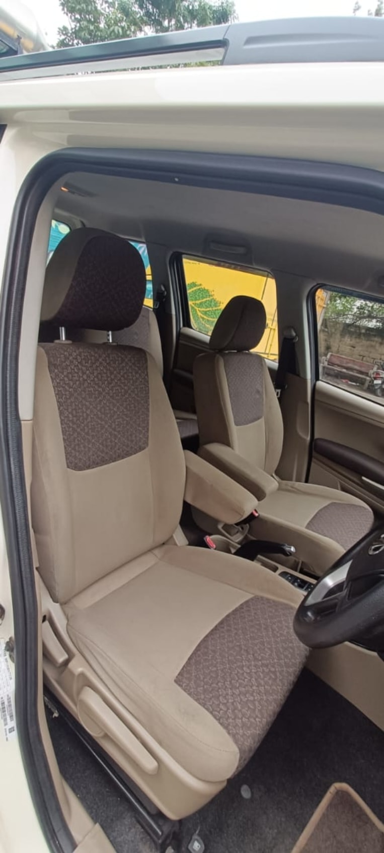 TUV300 image 14 TUV300 image 14