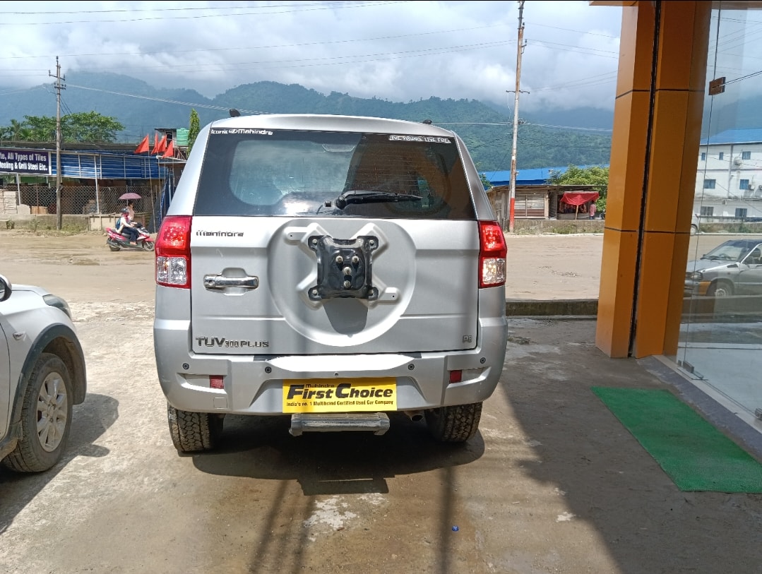 TUV300 Plus image 2 TUV300 Plus image 2