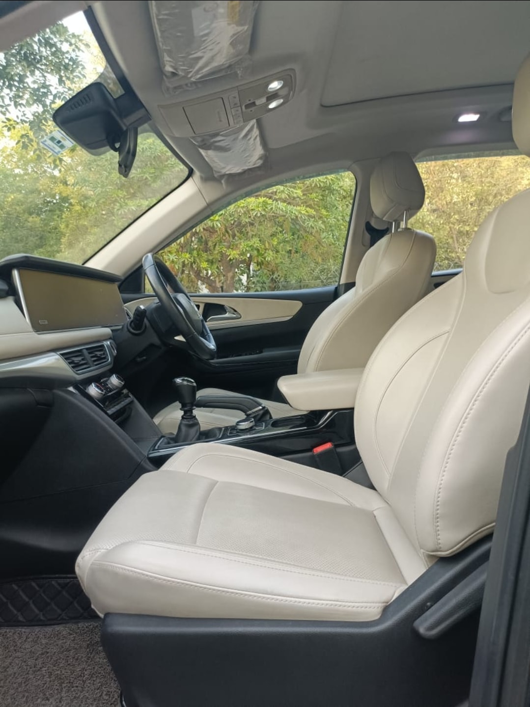 XUV700 image 12 XUV700 image 12