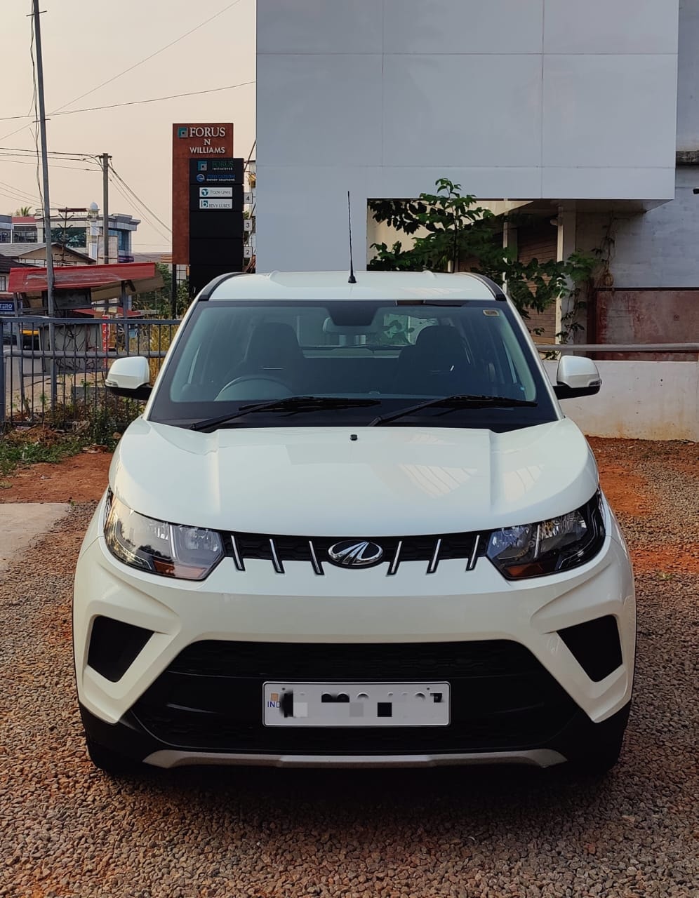 KUV100 image 5 KUV100 image 5