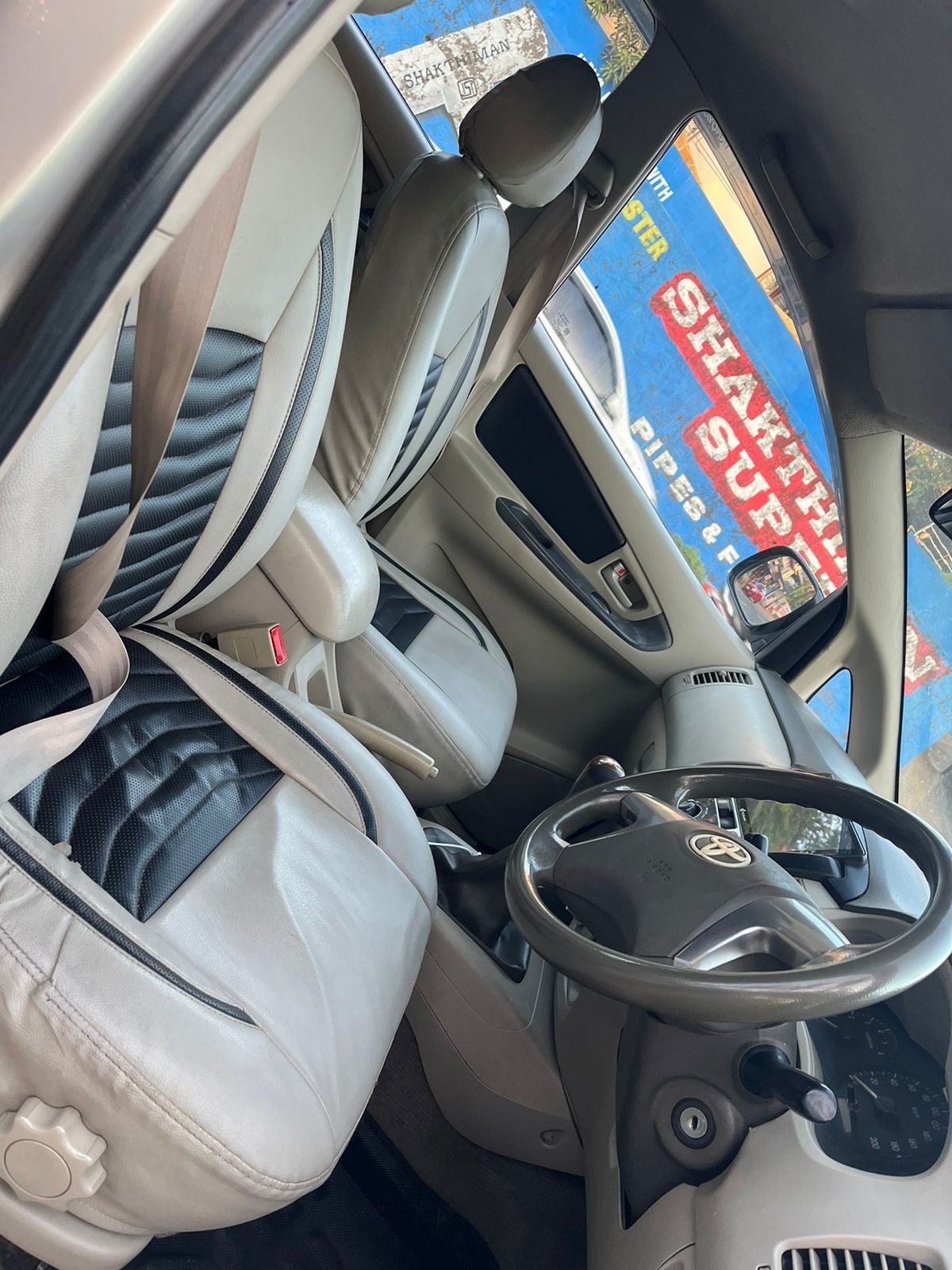 Innova image 16 Innova image 16