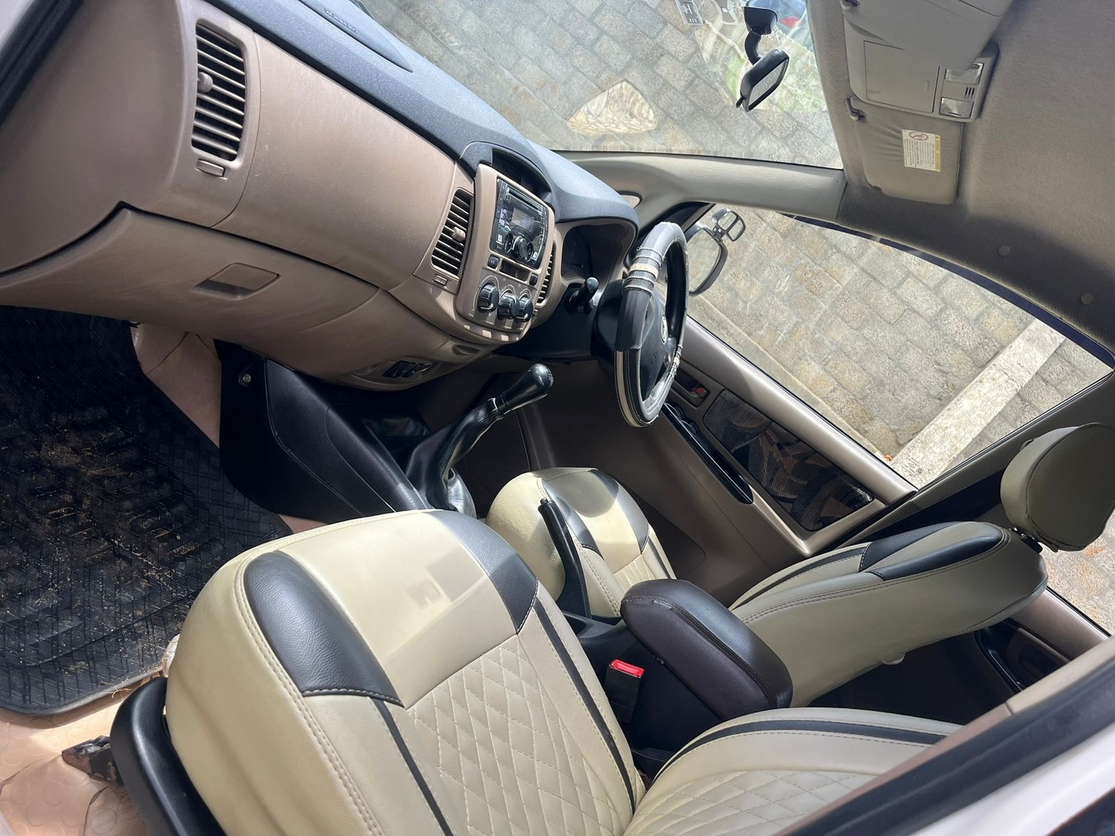 Innova image 16 Innova image 16