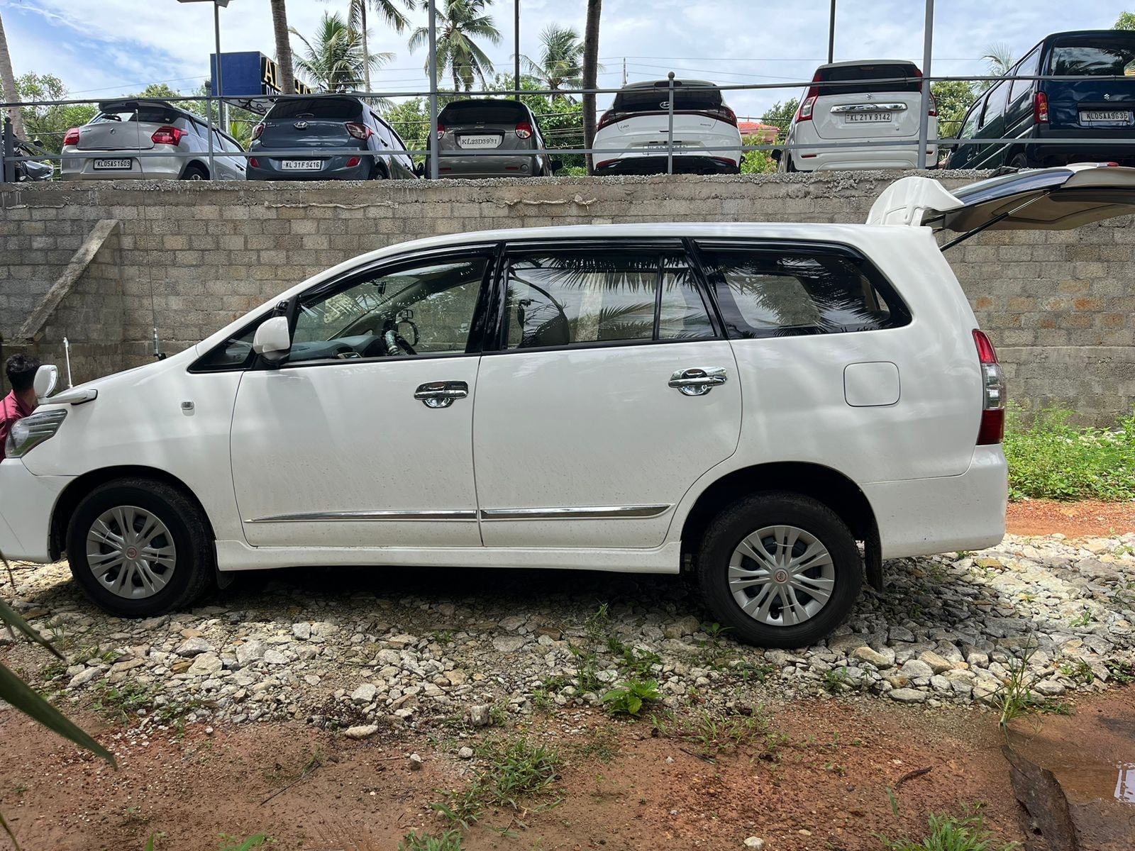 Innova image 10 Innova image 10