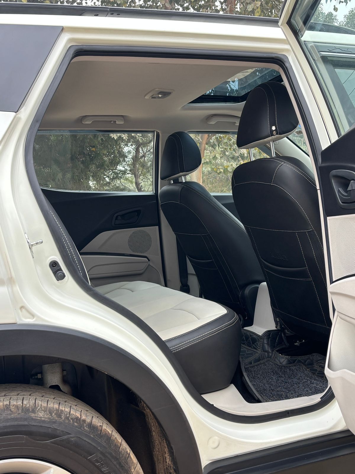 Used 2023 Mahindra XUV300 Used 2023 Mahindra XUV300