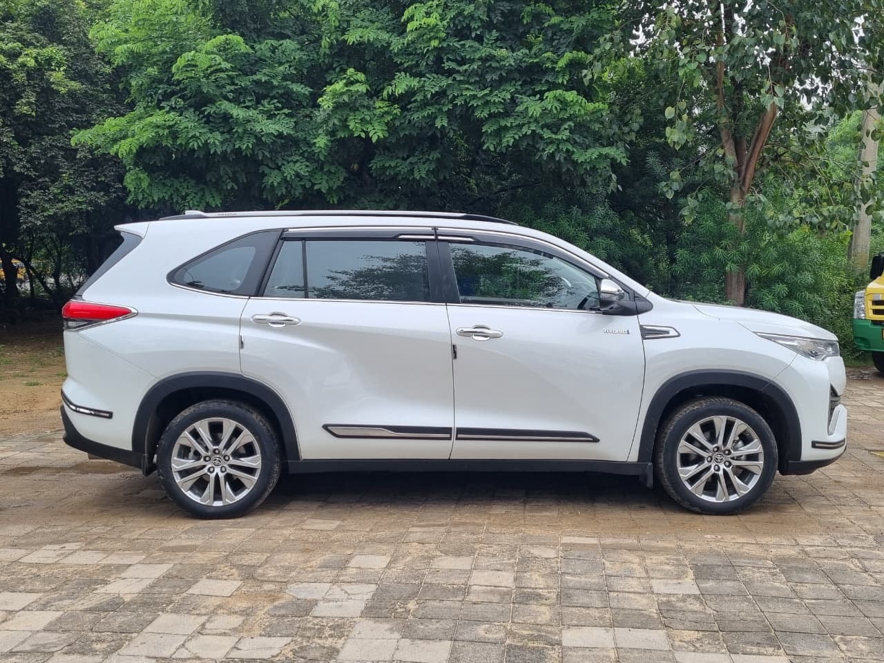 Used 2023 Toyota Innova Hycross Used 2023 Toyota Innova Hycross