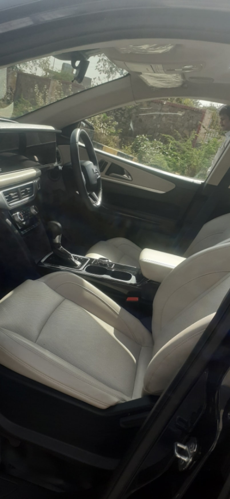 XUV700 image 16 XUV700 image 16