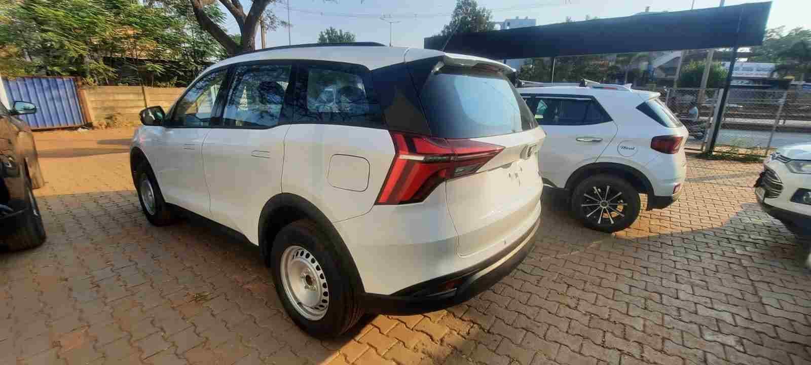 XUV700 image 3 XUV700 image 3