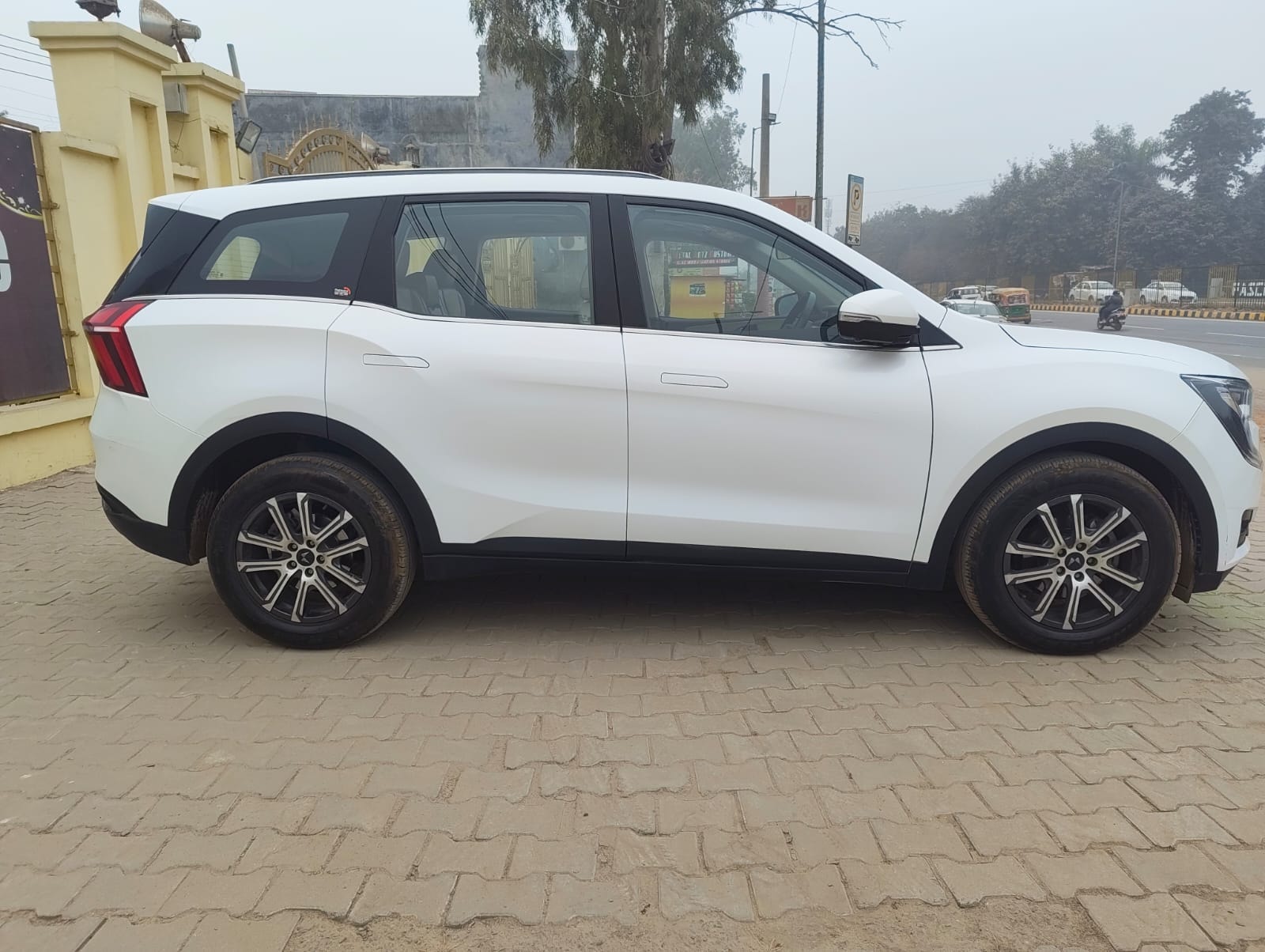 XUV700 image 3 XUV700 image 3